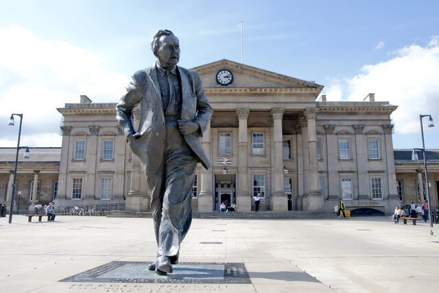 The Harold Wilson Statue in front of Huddersfield Railway Station, a well-known landmark in Huddersfield. Unblockers.net provides expert drain unblocking services across the area.